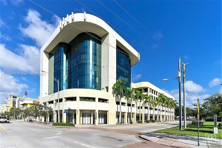 Located on the corner of US 1 & 72. Just shy of 400 square feet, it's ideal for a sole practitioner.Walk to lunch & meet with clients in the Sunset Place area,send mail from the South Miami post office,you have it all right next door! This office is well distributed for any private practice! Rent includes 1 assigned parking space in the Garage. $950 PER MONTH ALL IN!