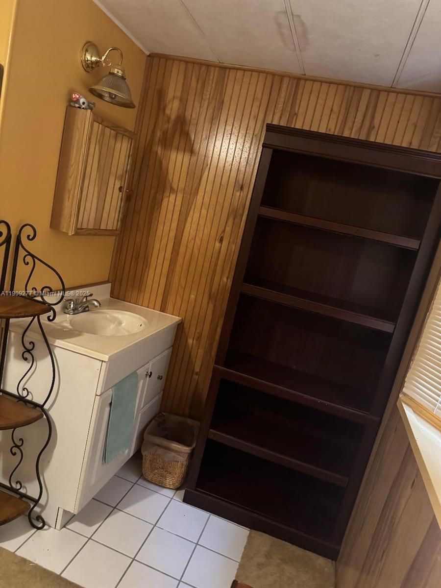 RAVENSWOOD ESTATES & MARI - Residential Lease