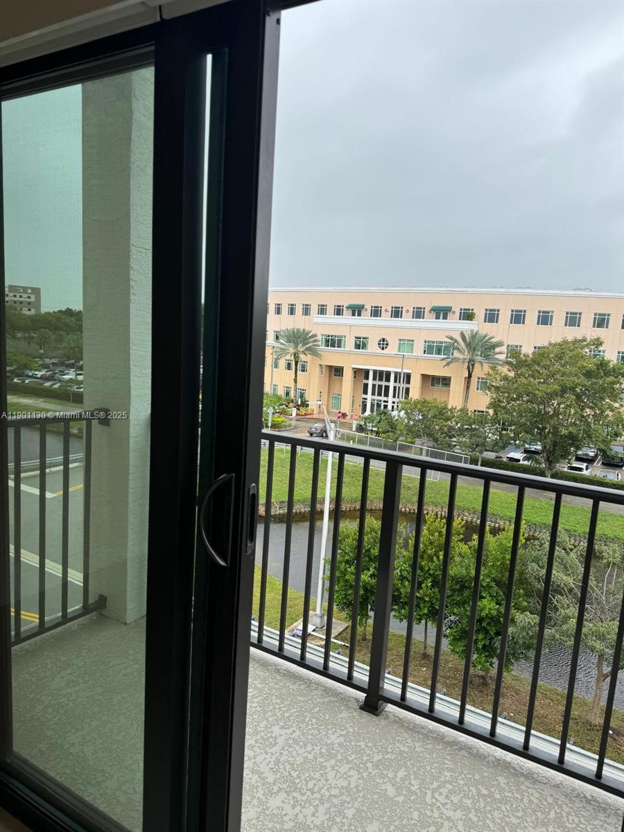 DOWNTOWN DORAL SOUTH PHAS - Residential