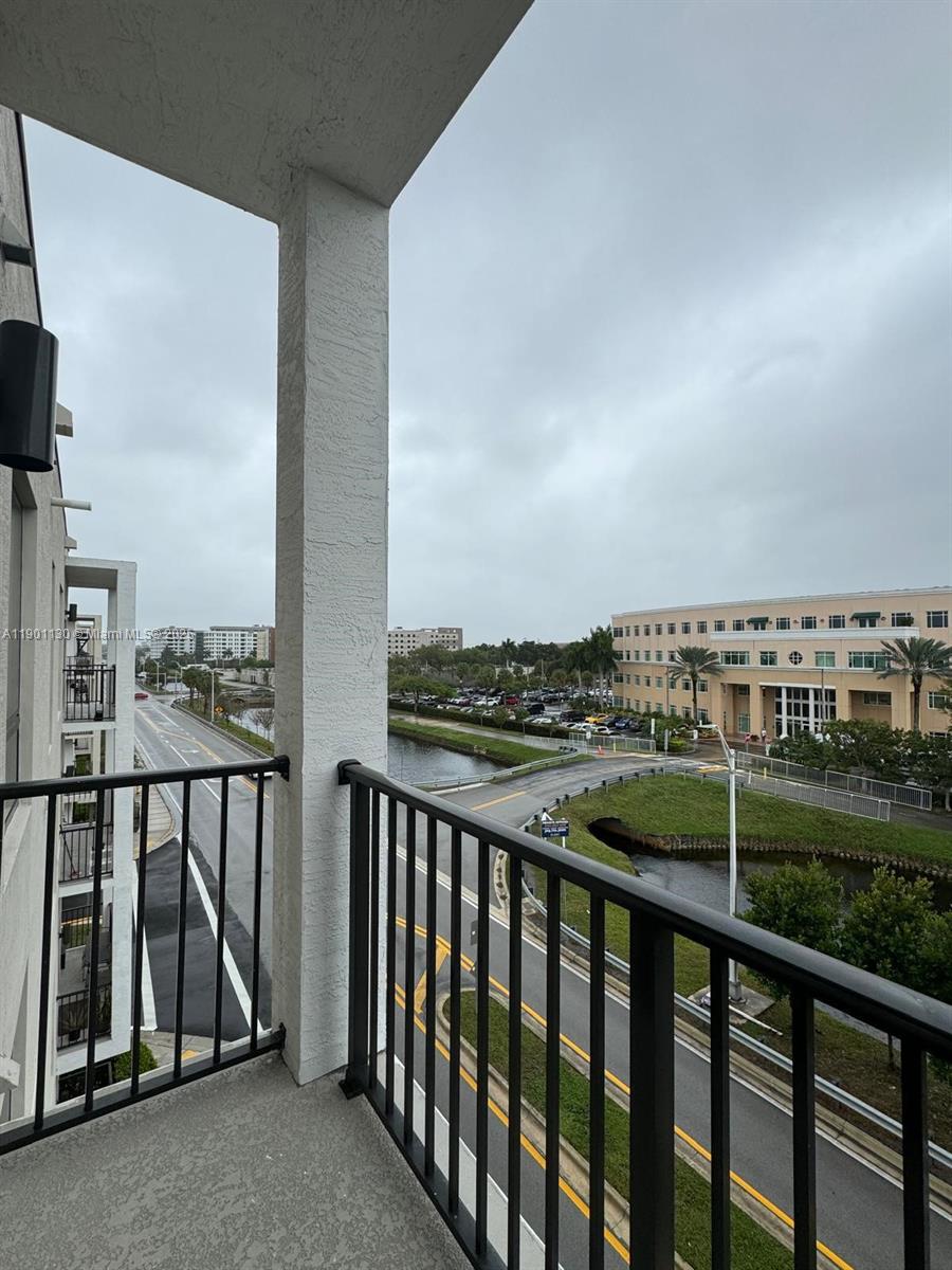 DOWNTOWN DORAL SOUTH PHAS - Residential