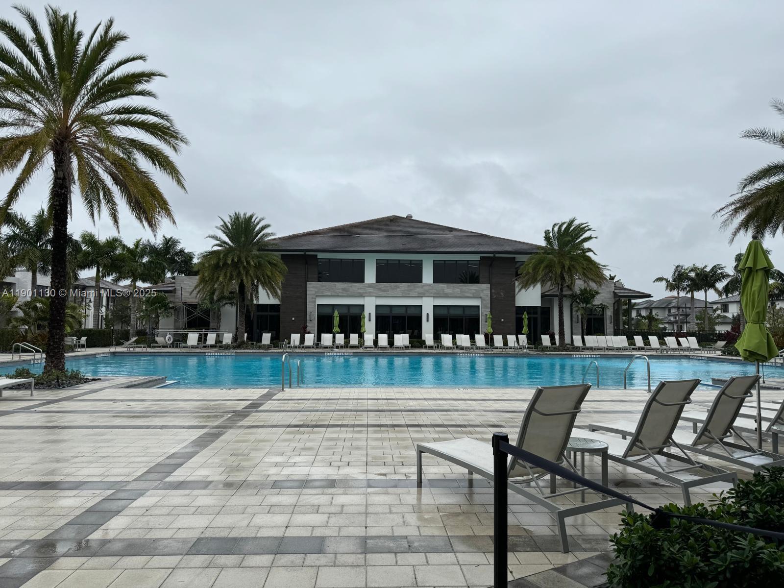 DOWNTOWN DORAL SOUTH PHAS - Residential