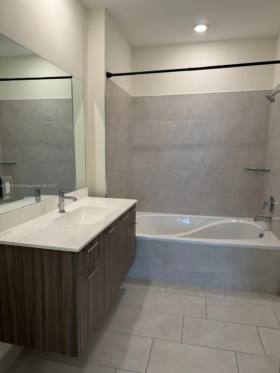 DOWNTOWN DORAL SOUTH PHAS - Residential