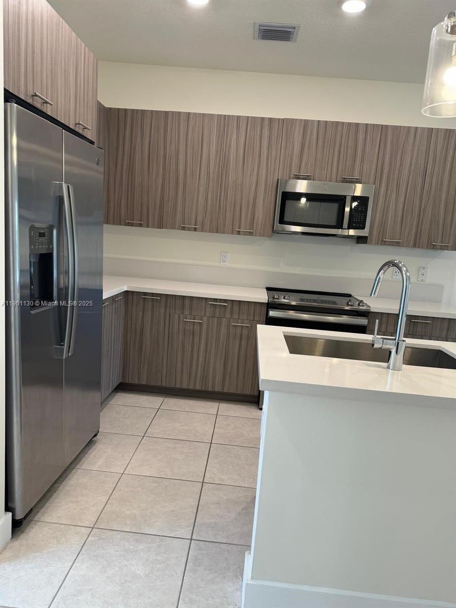 DOWNTOWN DORAL SOUTH PHAS - Residential