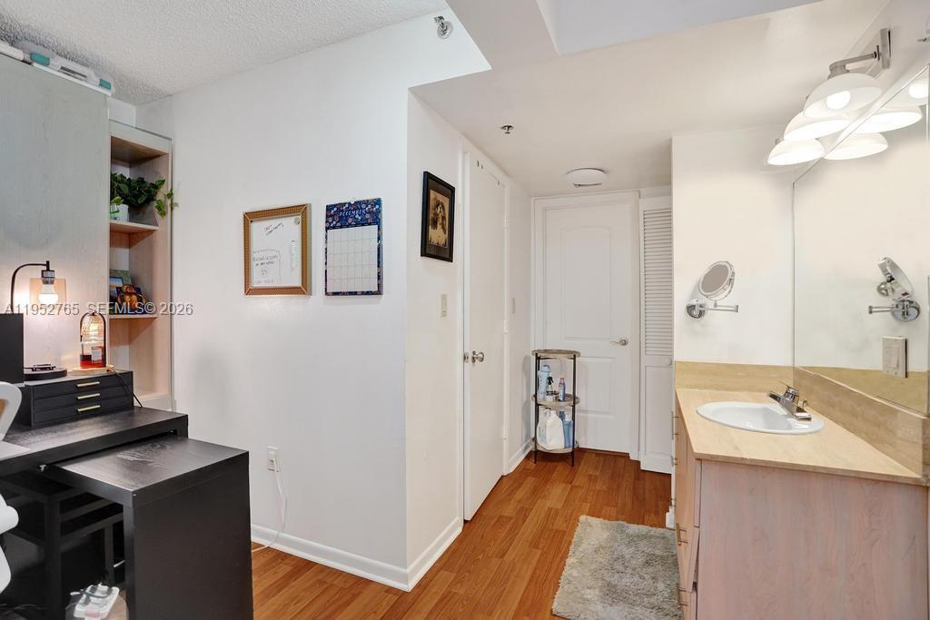 SUMMIT CONDO - Residential