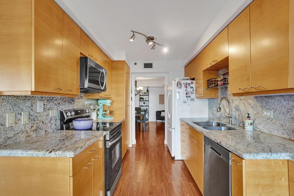 SUMMIT CONDO - Residential