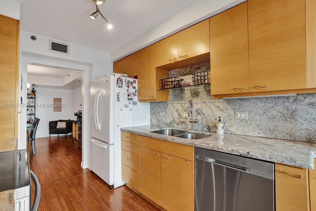 SUMMIT CONDO - Residential