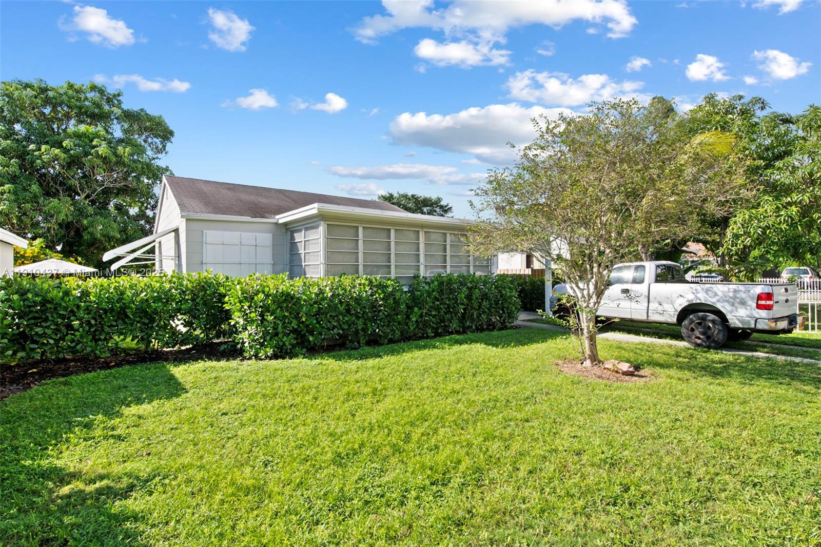 HOLLYWOOD PARK - Residential