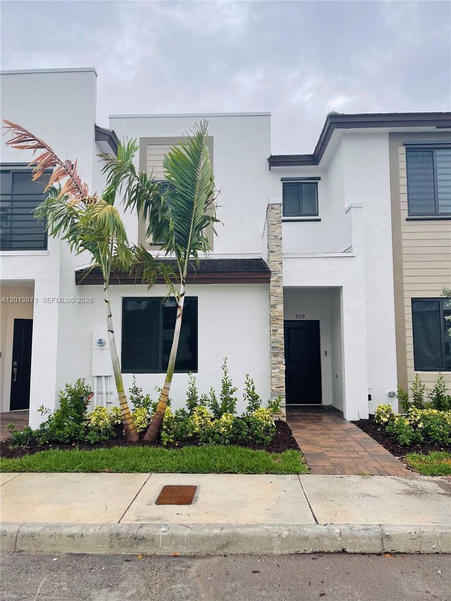 Beautiful modern townhouse in Vistas Via Ventura, built in 2022. Gated community with resort-style amenities, outdoor pool, fitness center, clubhouse, lake with the walking trails, soccer field and park. This home features a bright, open floor plan with private outdoor gated space. Great location, close to highways, shopping centers and dinning.