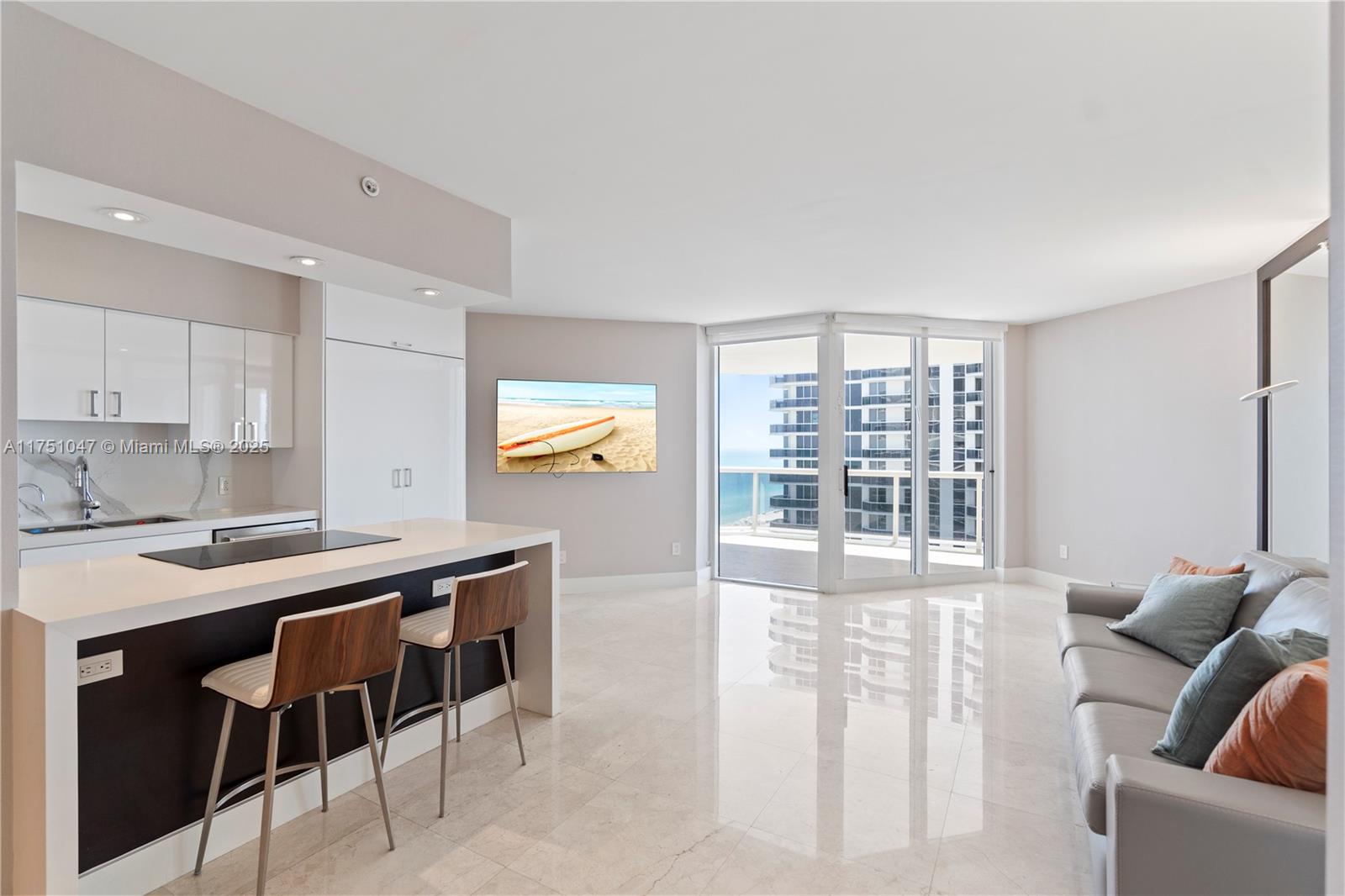 4779 Collins Ave 2204