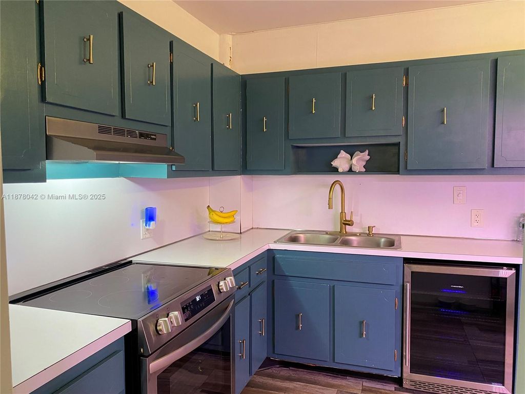 Photo of 4200 Hillcrest Dr #303, Hollywood, FL 33021 (MLS # A11878042)