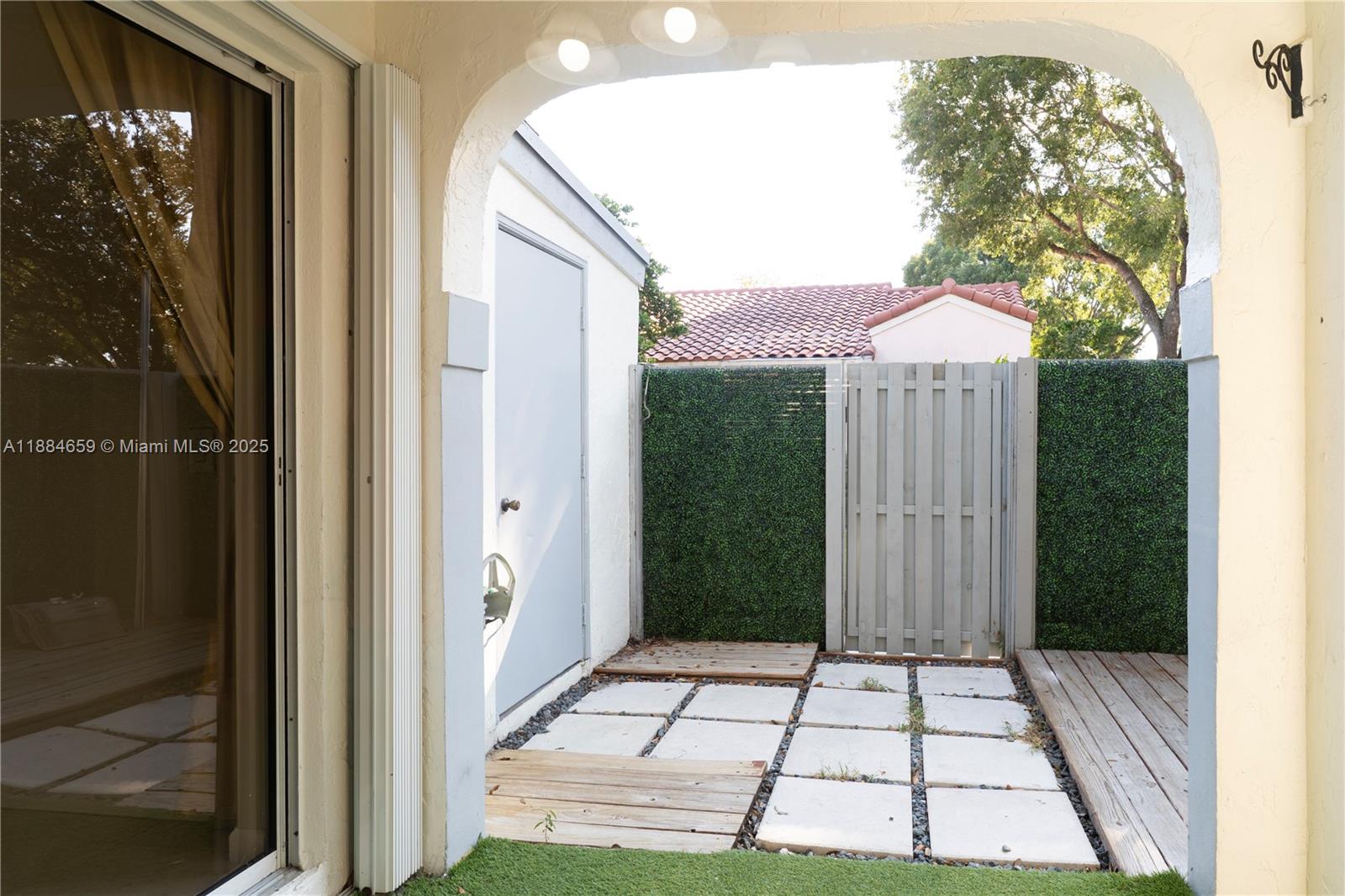 COUNTRY ISLES PHASE II - Residential Lease