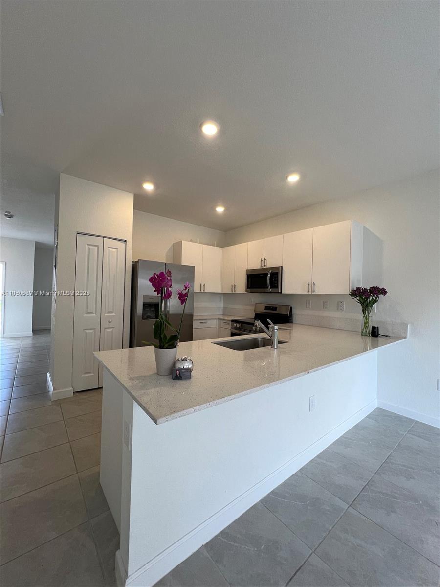 Beautiful home in the highly desirable community of Sienna. Featuring a spectacular private backyard, perfect for family gatherings, BBQs, and outdoor living. Located in a gated condominium with 24/7 security and access to a clubhouse with resort-style amenities including pool, gym, and social areas. A unique opportunity to enjoy comfort, privacy, and an exceptional lifestyle.