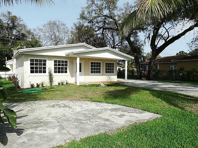 Wonderful Duplex remodeled 2/2 and 2/1 great income, new a/c, new kitchen, new baths, nicely painted. Centrally located close to schools, churches, I95, beaches are more! Fast response owner motivated. One car garage plus extra parking space. Ready to mov e in! Great opportunity for investors call today!