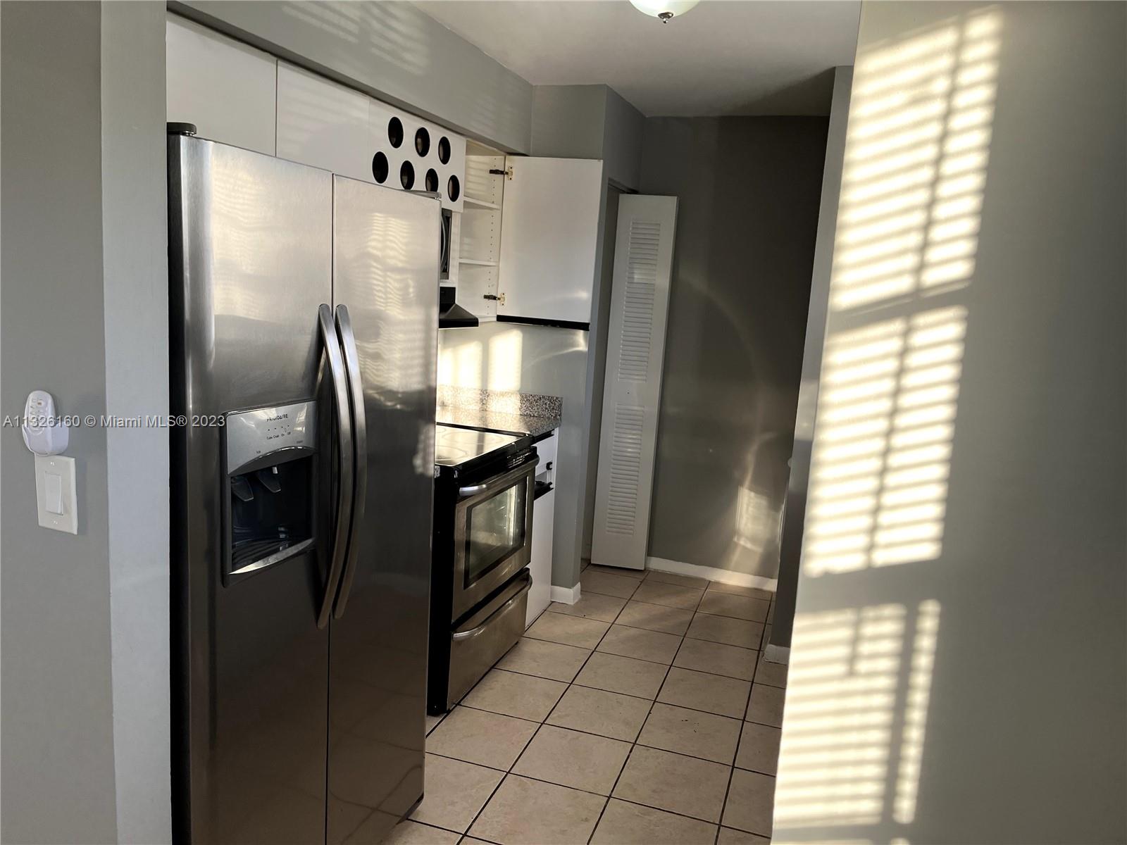 Beautiful 2 Bedrooms at Windmill Lakes, tile floors, very clean with nice appliances. Close to parks, schools shopping, and highways.
Ready to move in. Association approval is required.
Call LA