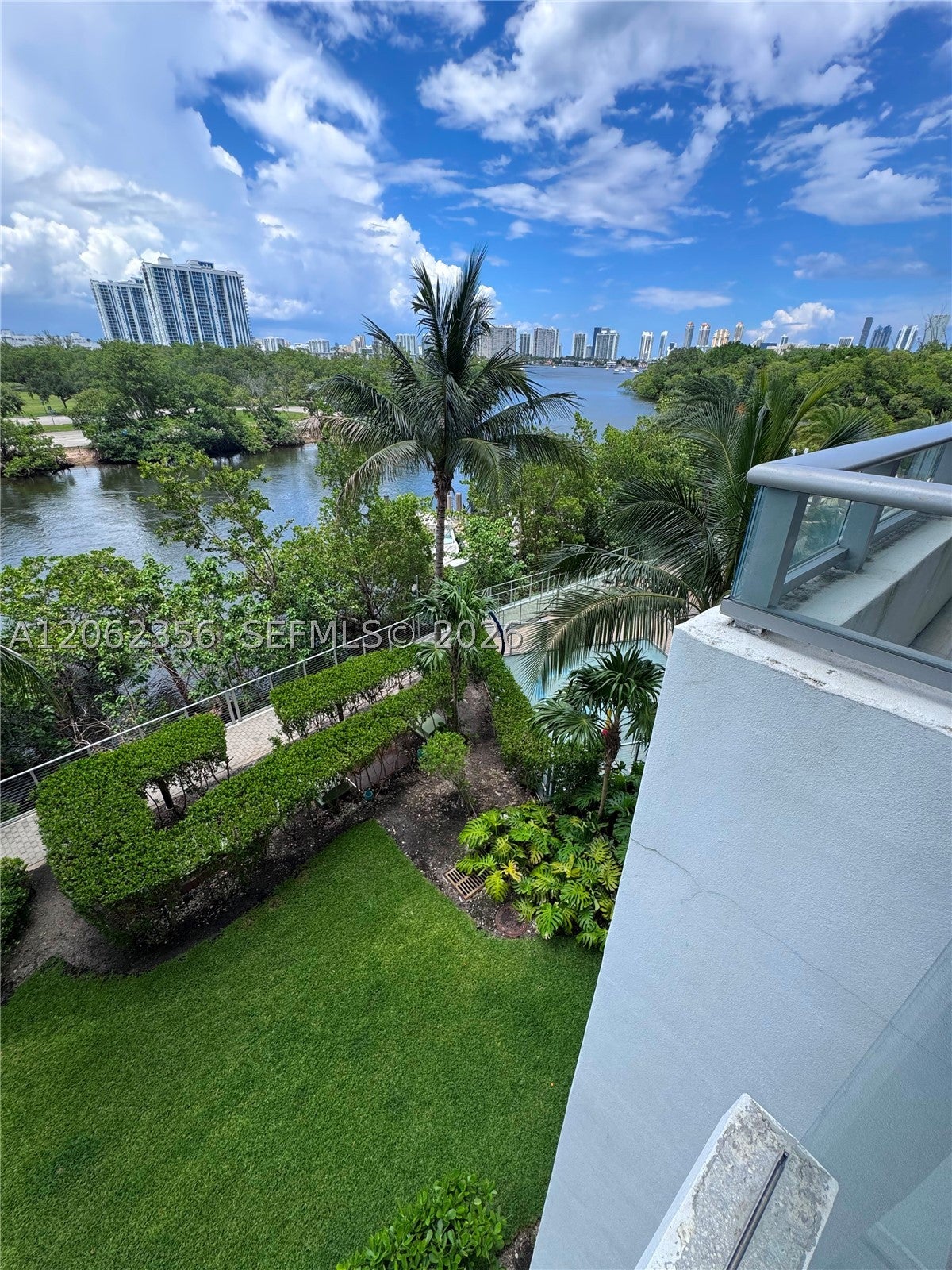 16385 Biscayne Blvd 305