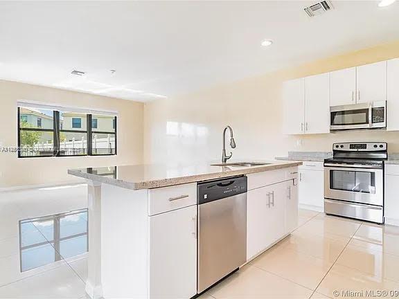 CHAMPION LAKES - Residential