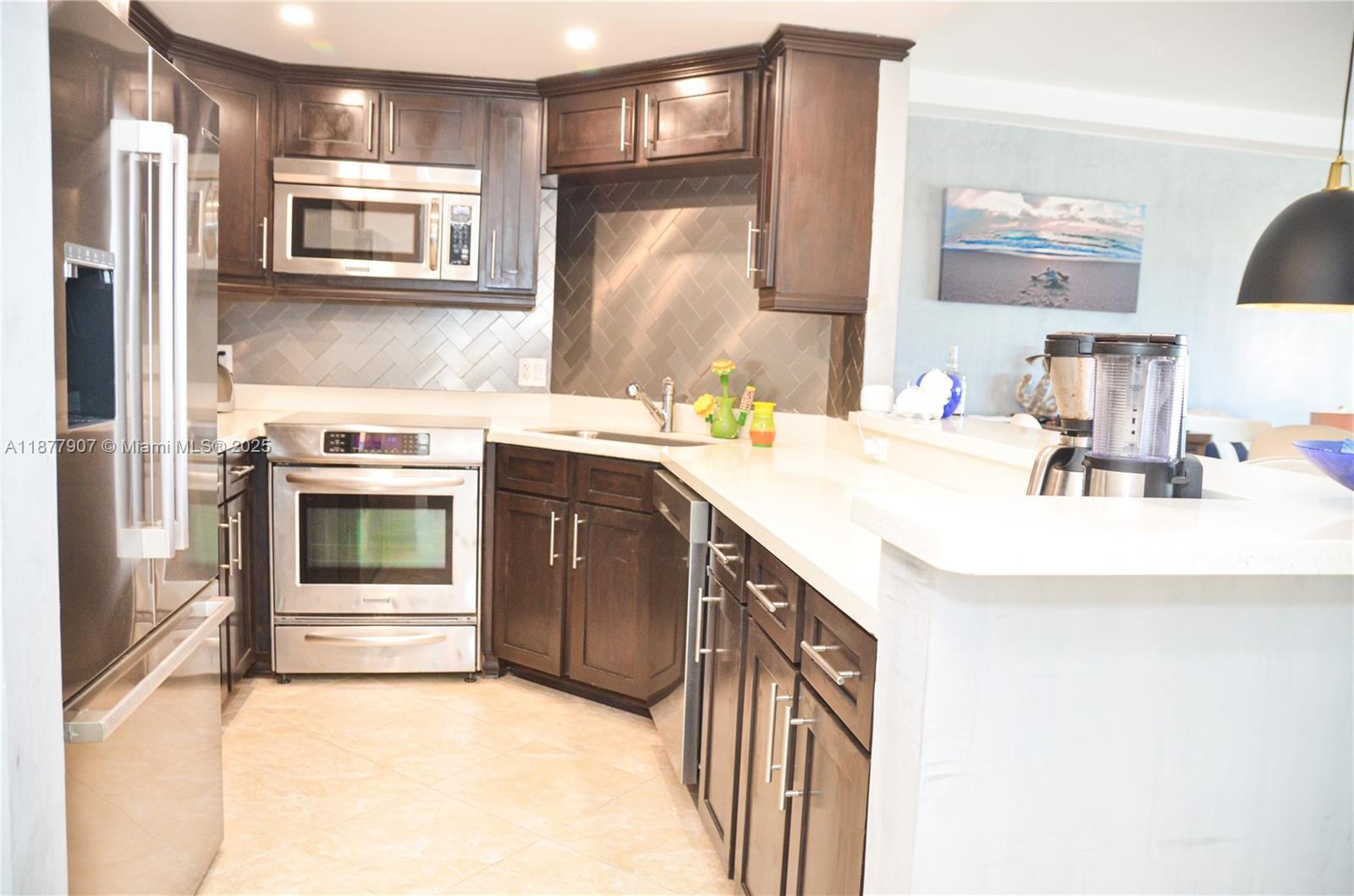 340 Sunset Dr 907