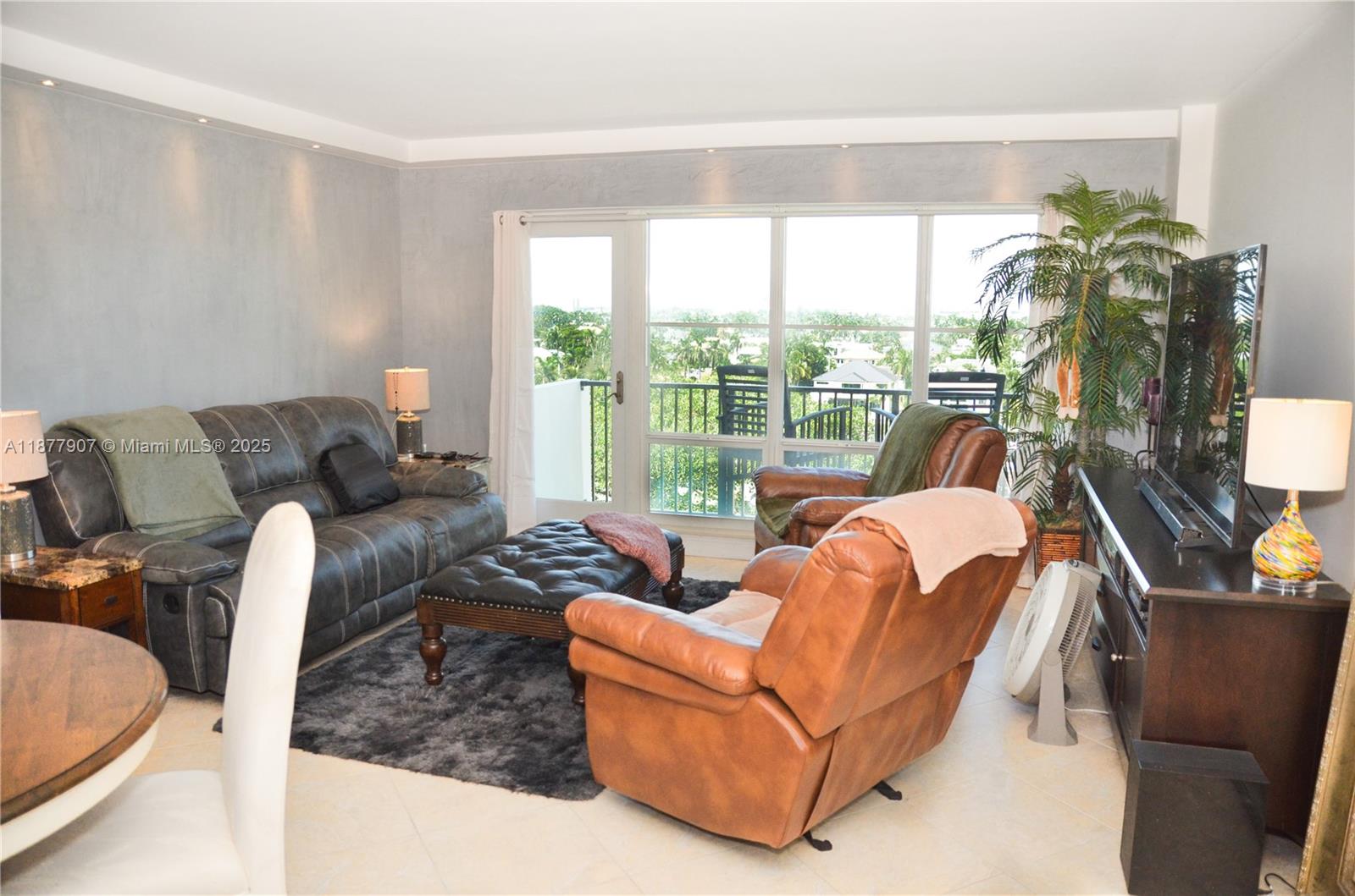 340 Sunset Dr 907