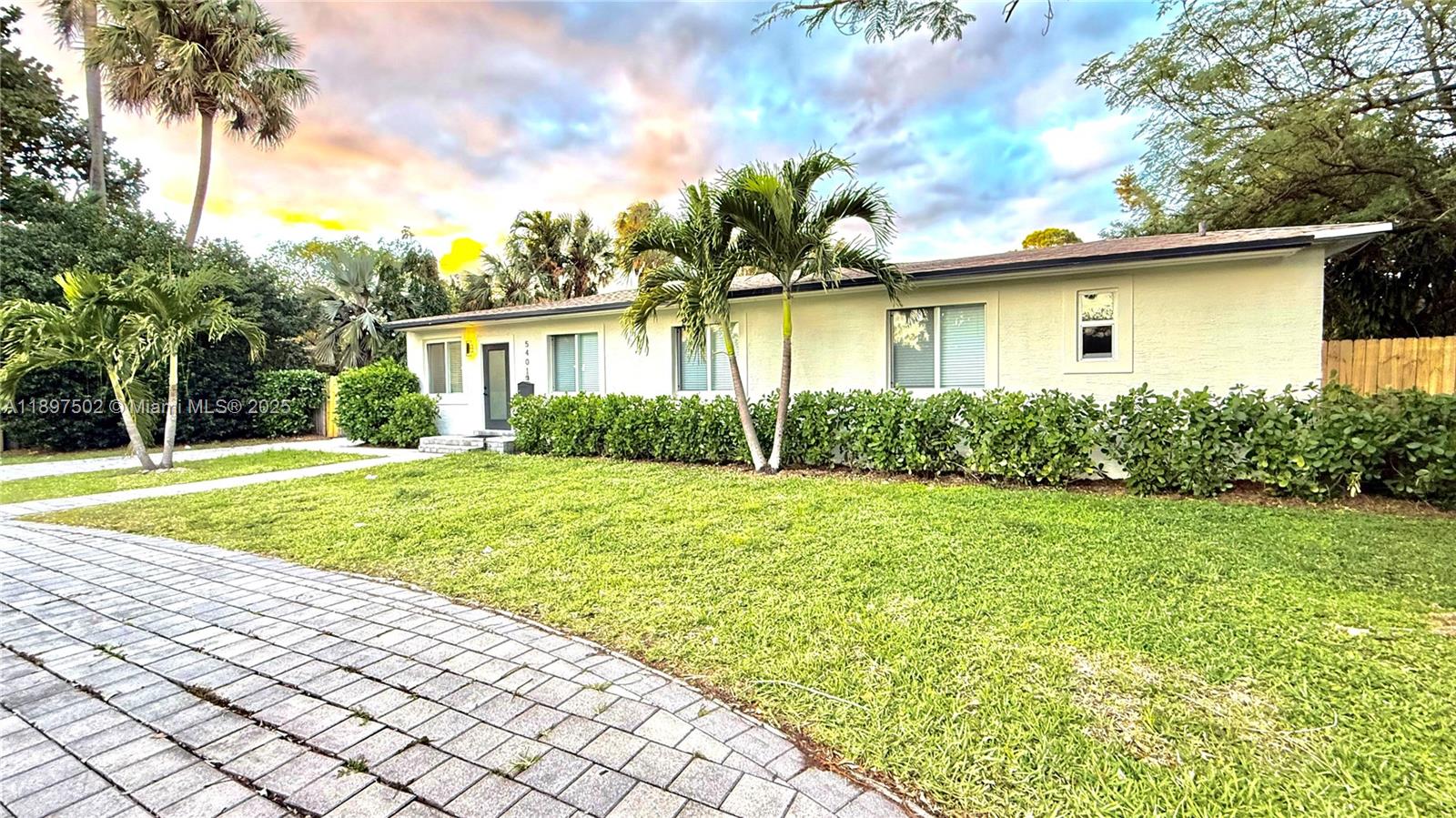 This fully remodeled beauty on 1 acre has it all: two master suites, upgraded kitchen with stainless steel appliances + wine cooler, modern bathrooms, impact windows & doors, new roof, and updated systems.
Step outside to your resort-style backyard: tennis court, half basketball court, hot tub, and room for a pool!
Privacy, luxury & convenience all in one perfect Plantation location.
