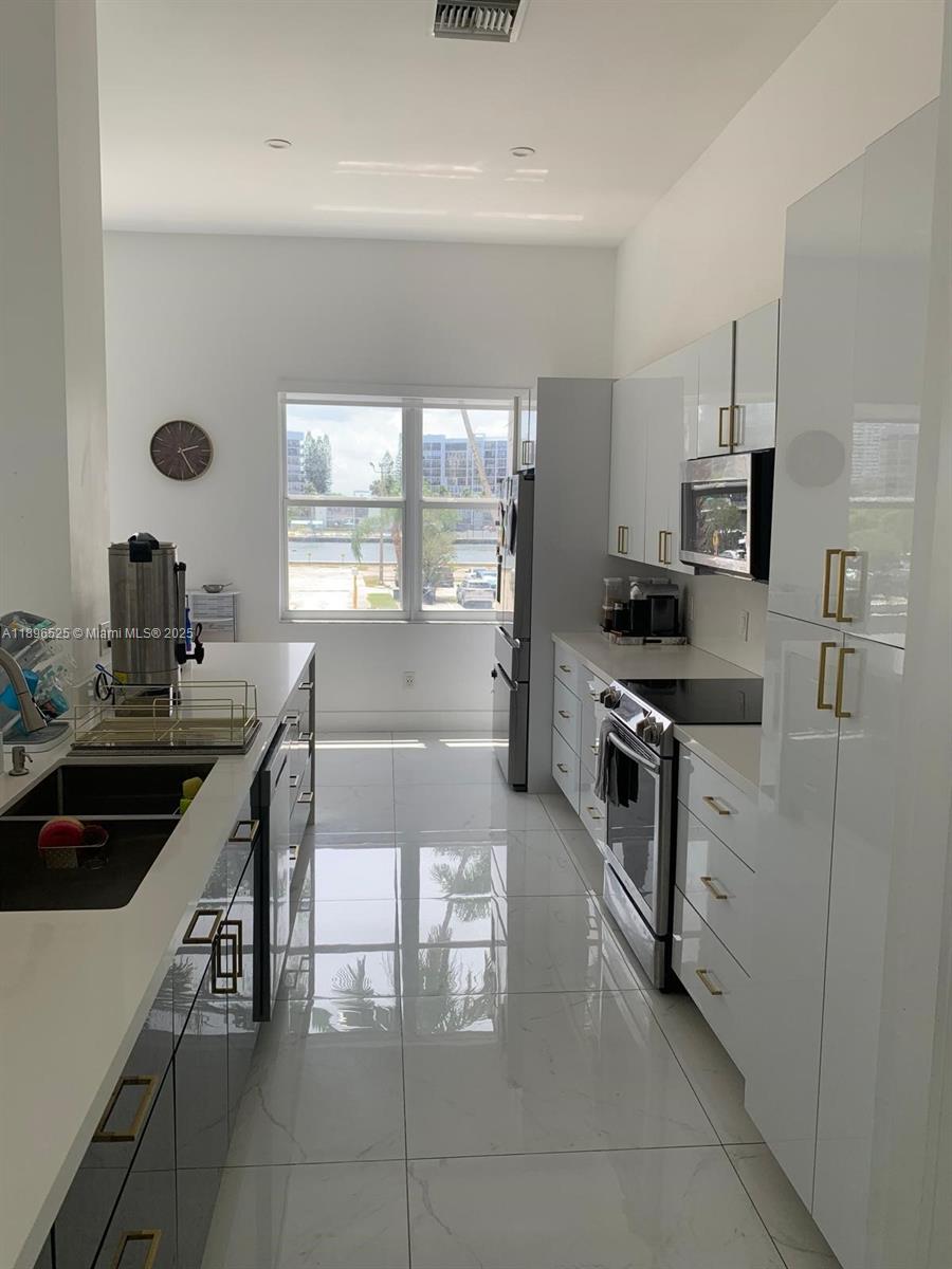 AQUARIUS CONDO - Residential