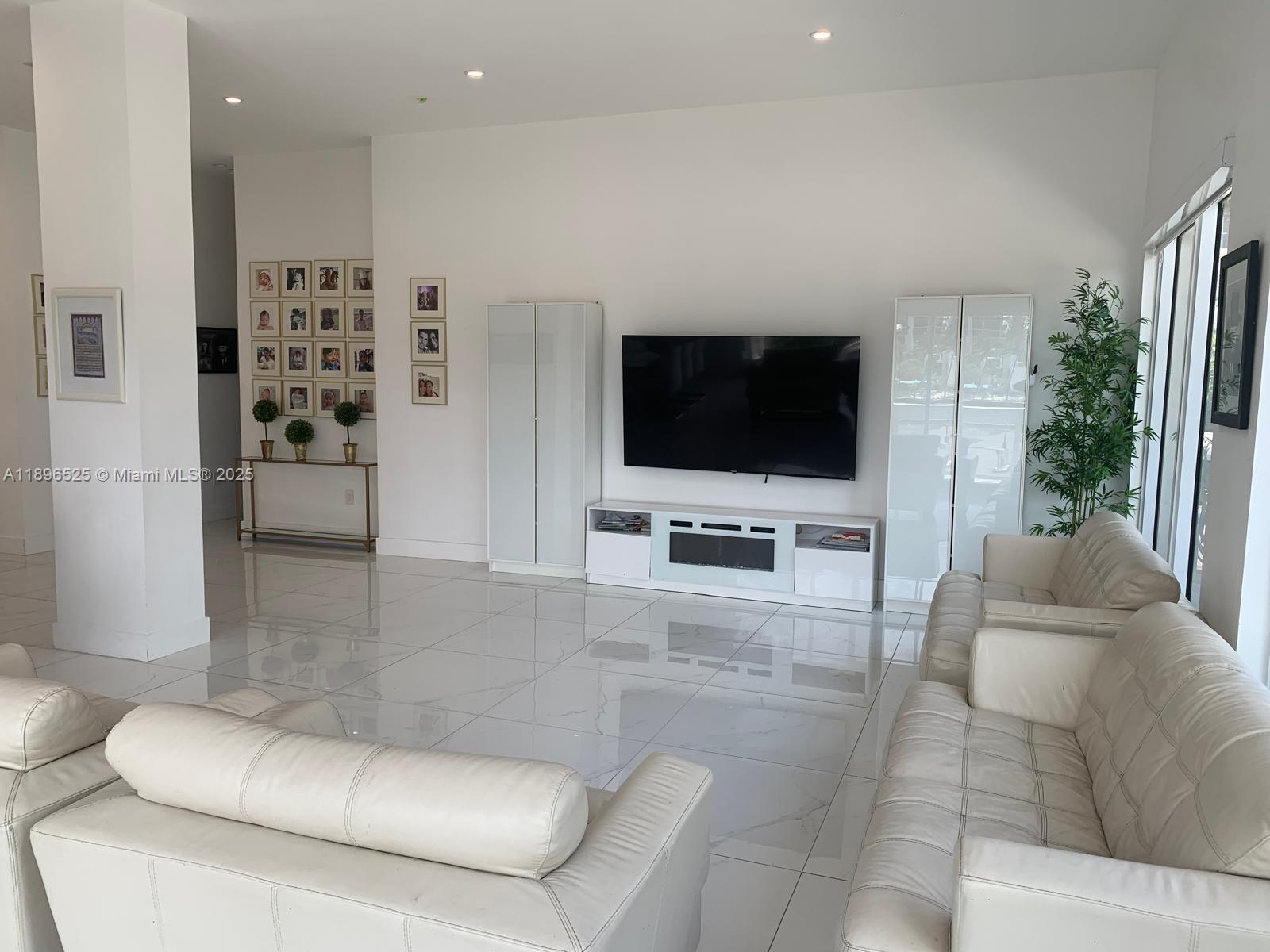 AQUARIUS CONDO - Residential