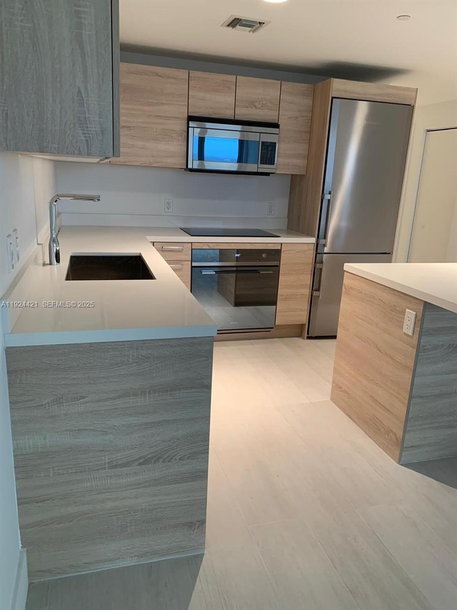 THE HARBOUR NORTH CONDO - Residential Lease