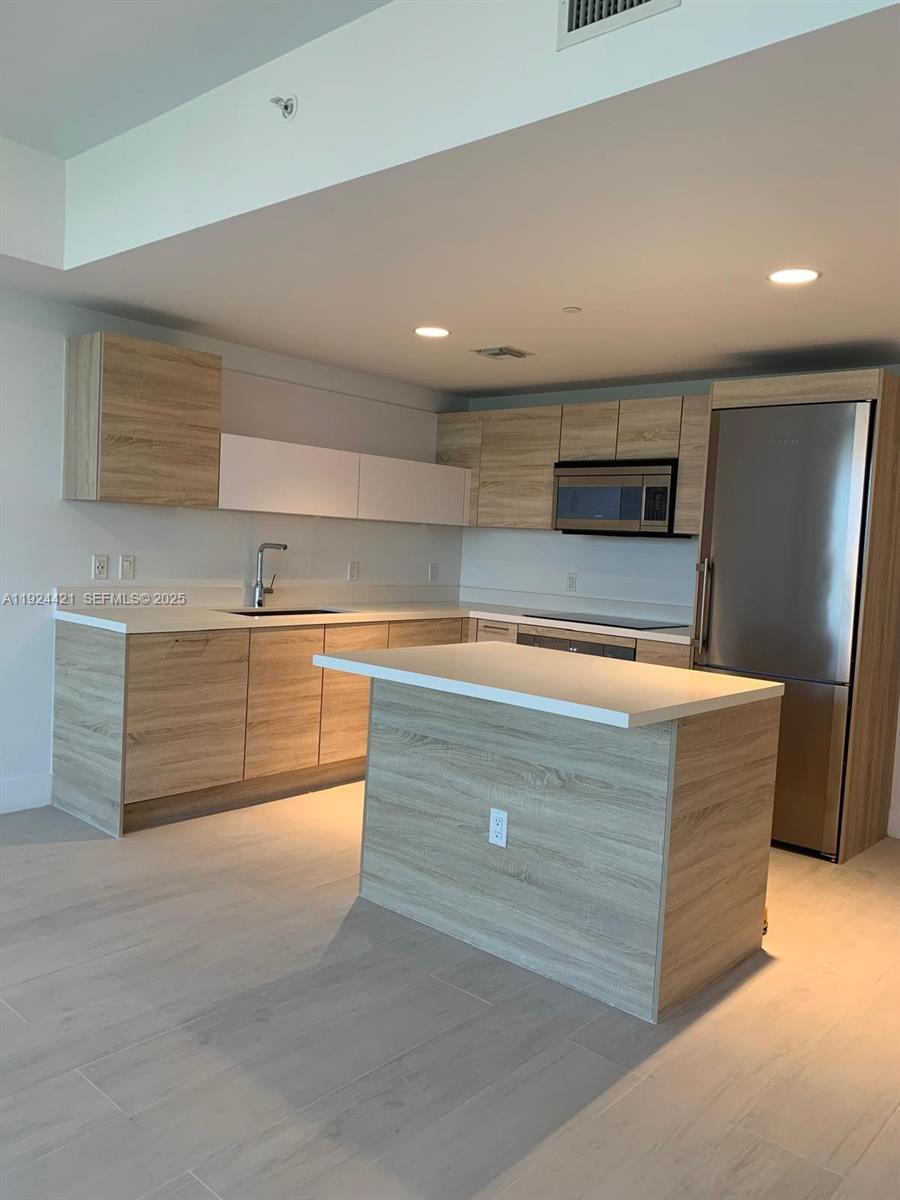 THE HARBOUR NORTH CONDO - Residential Lease