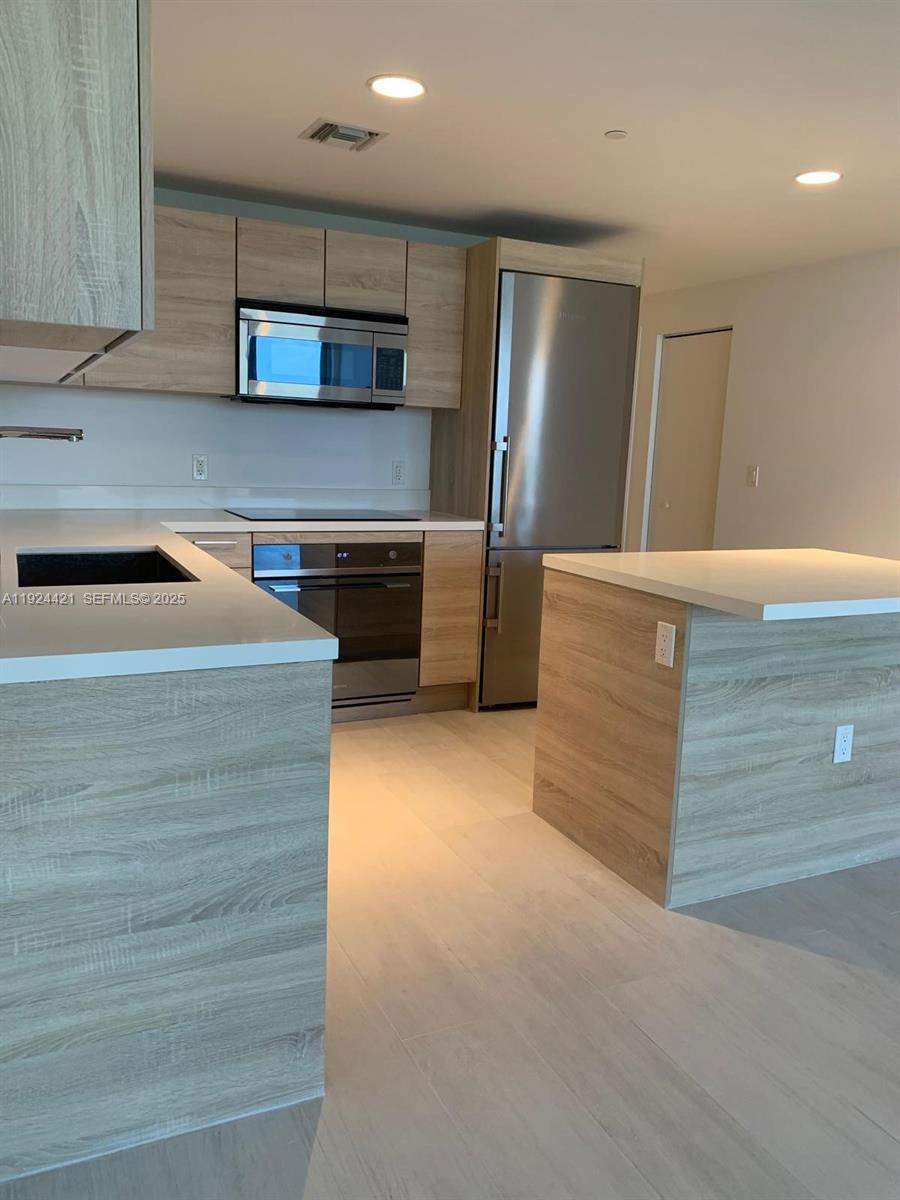 THE HARBOUR NORTH CONDO - Residential Lease