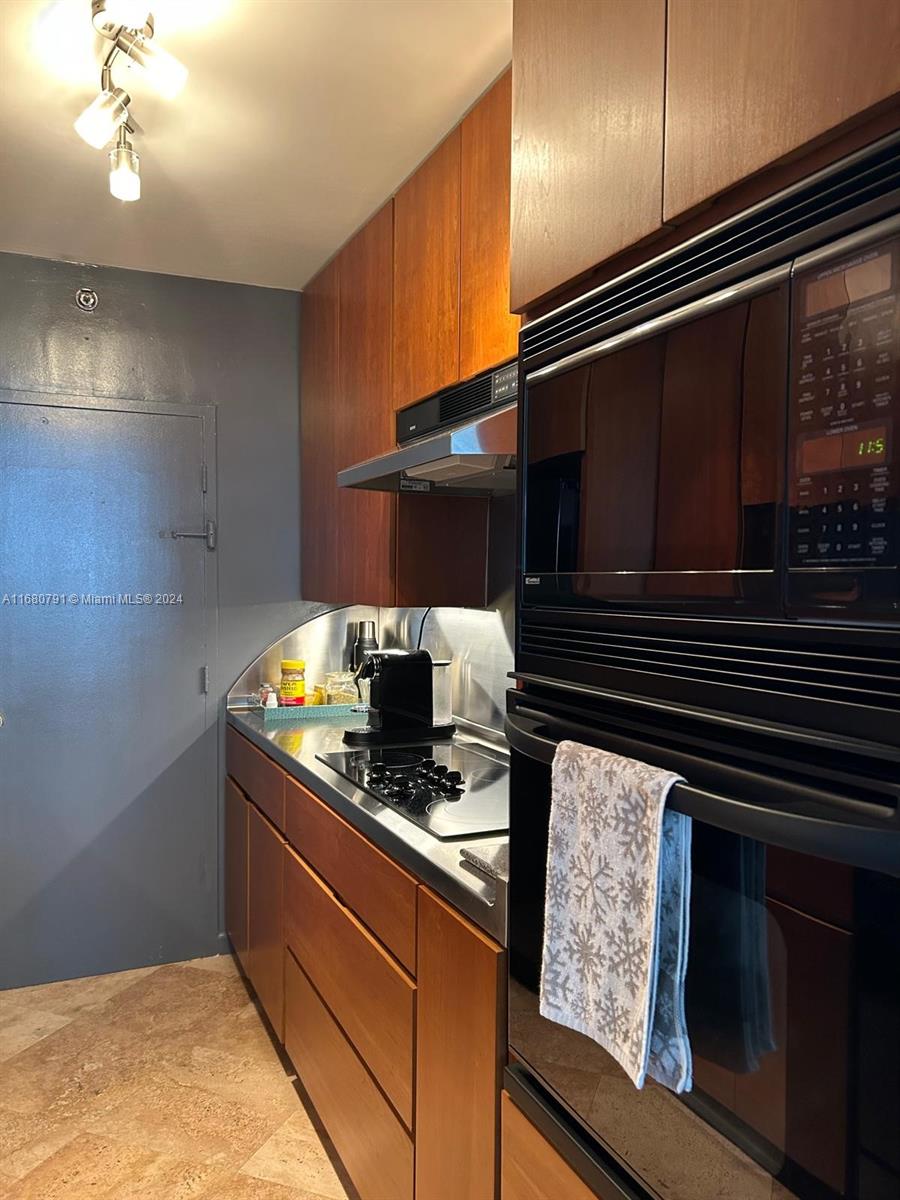 THE DECOPLAGE CONDO - Residential Lease