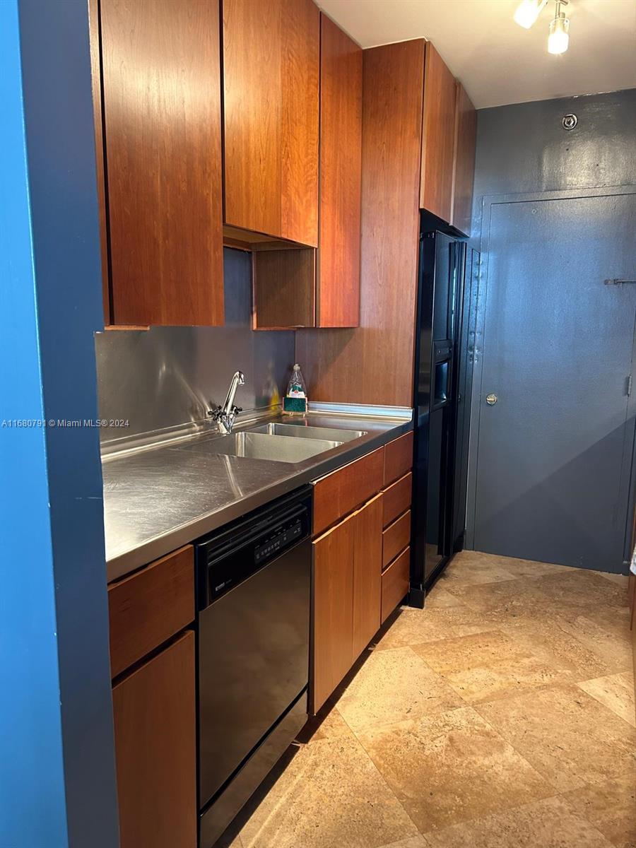 THE DECOPLAGE CONDO - Residential Lease