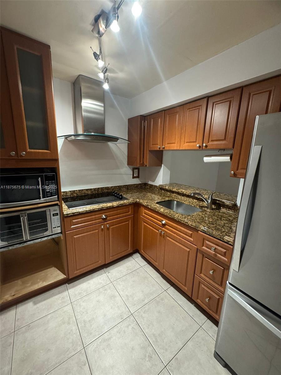 Nice Apartment on a perfect location! Very luminous 2 bedroom/ 2 bathroom! Floor to ceiling windows on all rooms. Updated unit with laminate floors, granite countertops and beautiful bathrooms. Washer & Dryer inside the unit. Elevator. One assigned parking + Visitor's parking. No Pets. Unit is available now, but it's going though repairs, painting and deep clean up. Blinds will be removed. Rented in AS-IS condition. Available NOW. Easy to show. Close to FIU, shopping, Turnpike and 836. Excellent opportunity on a great location!