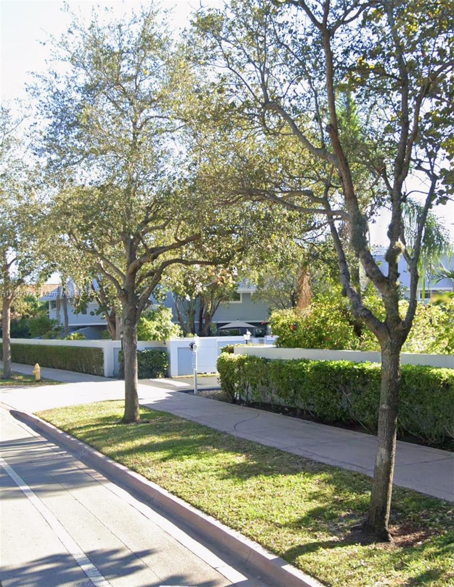 LE PHARE KEY BISCAYNE CON - Residential Lease