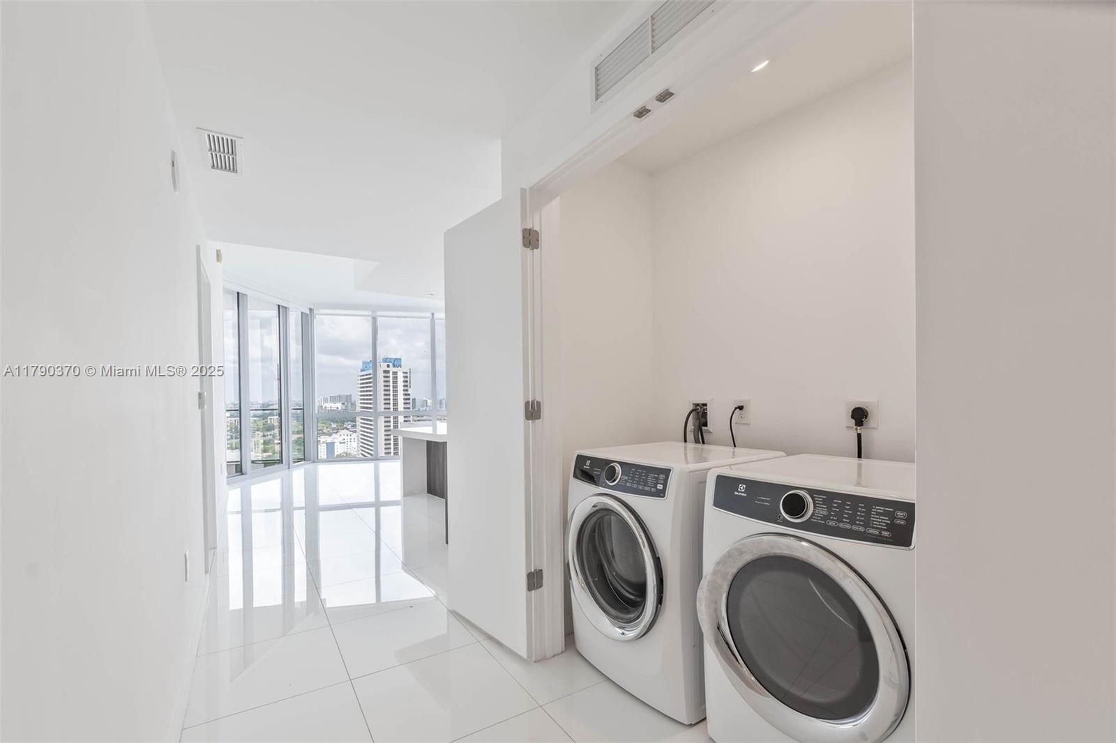 View photos, virtual tours, details... 851 NE 1st Ave 1904