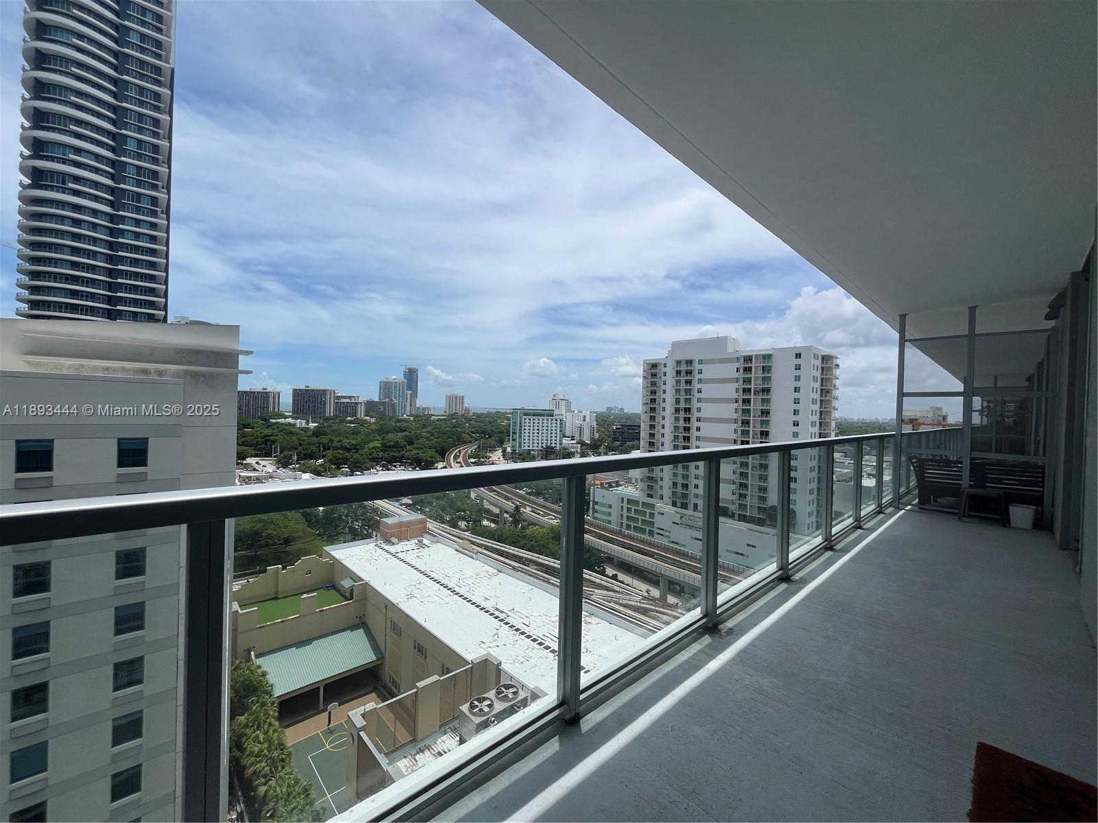 Luxury 1 Bedroom, 1 Bath Condo – Prime Downtown Location
Live in the heart of Miami! This modern condo features a spacious layout, a large private balcony, and is just a few blocks from Brickell City Centre. Perfectly located near Brickell Avenue, I-95, shopping, dining, and all the vibrant downtown activities.
Enjoy resort-style living with amenities including a pool, gym, and landscaped common areas.
1 Bedroom, 1 Bath
Large Balcony
Full Access to Pool, Gym & Yard
Excellent Location near Brickell & Downtown Miami
Move-in ready and waiting for you!