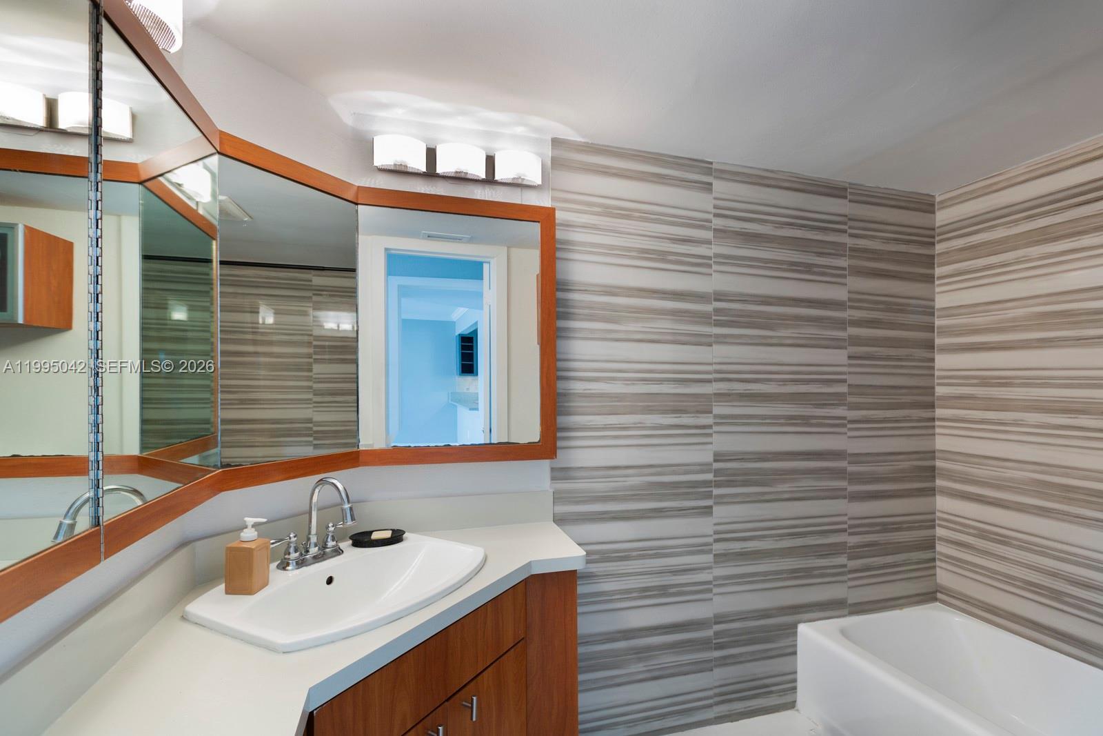 Roling Green Condo E - Residential