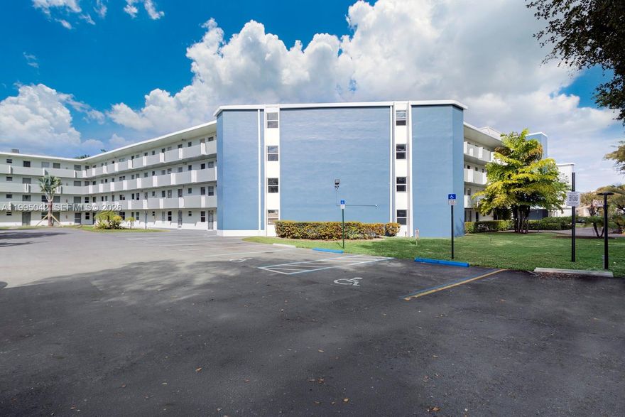 Amazing, newly renovated unit available at Rolling Green. This property is centrally located and offers convenient access to major highways, a variety of shopping and dining options, nightlife spots, and local places of worship.