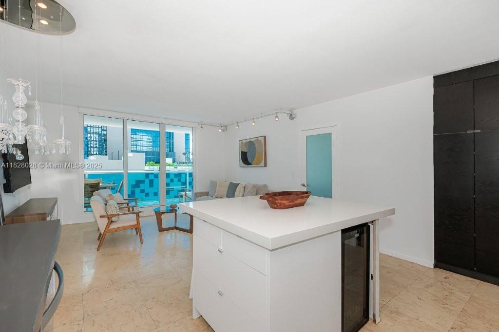 2301 Collins Ave 705
