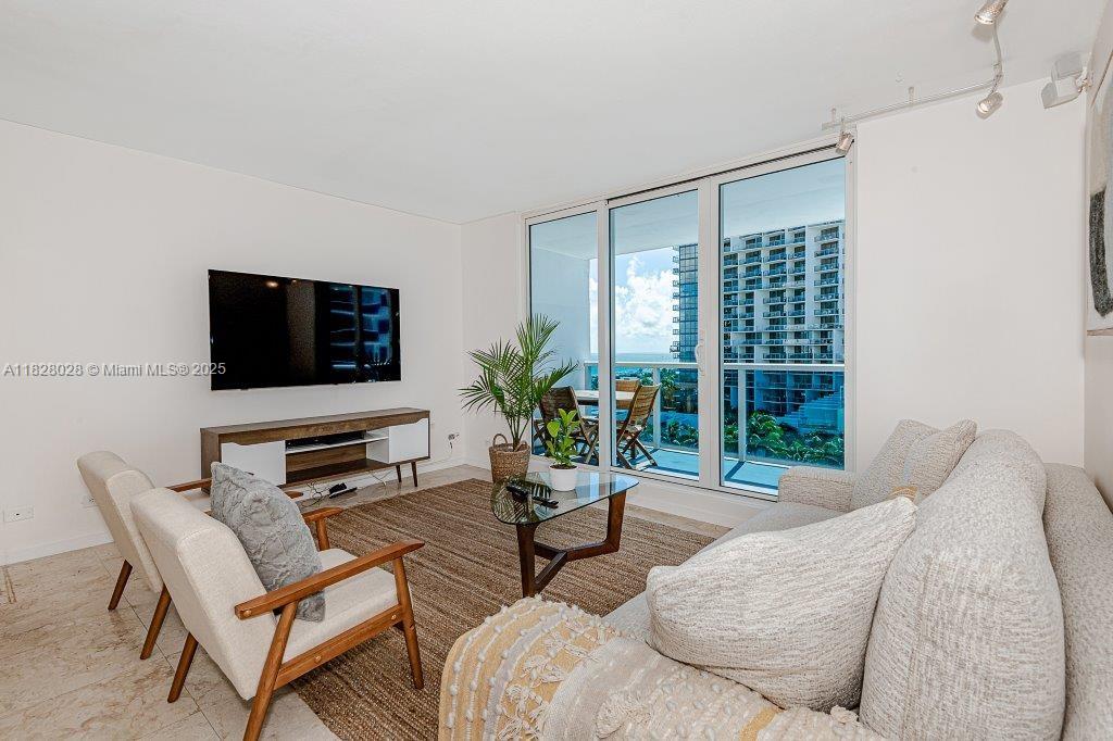 2301 Collins Ave 705