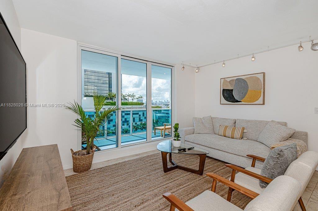 2301 Collins Ave 705