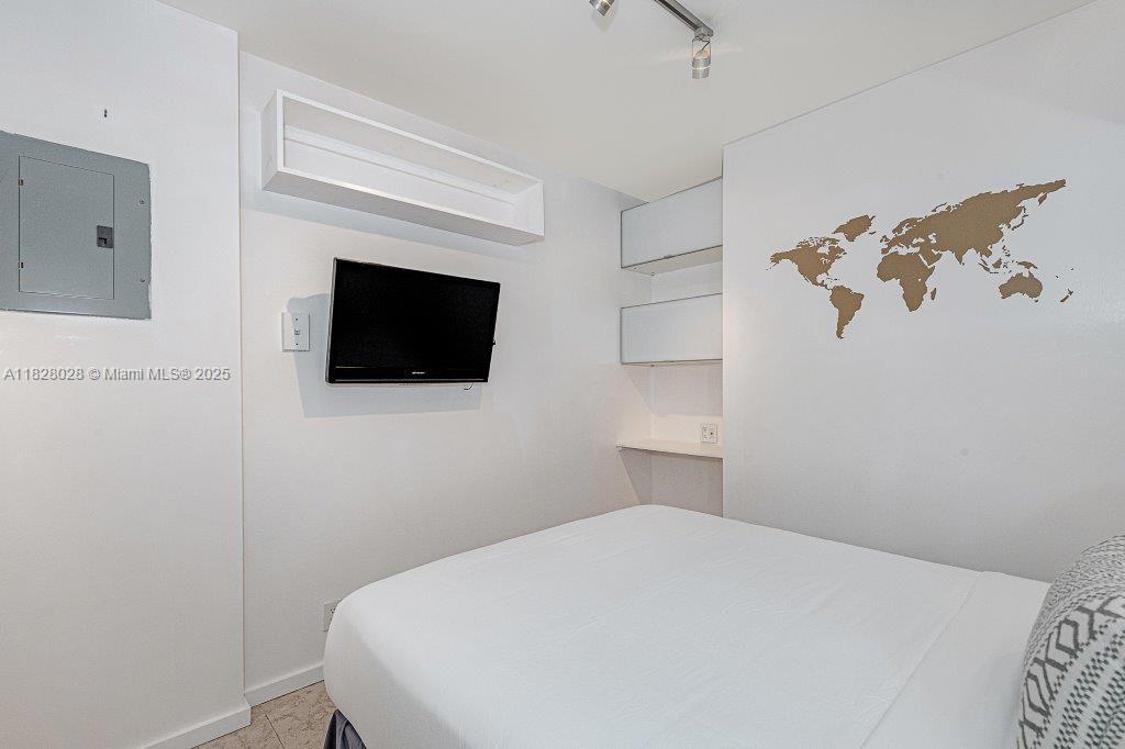 RONEY PALACE CONDO - Residential Lease