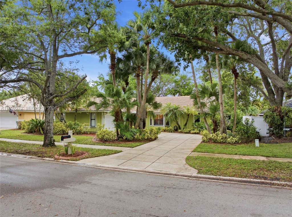 Photo of 18546 Lake Bend Dr, Jupiter, FL 33458 (MLS # A11992212)