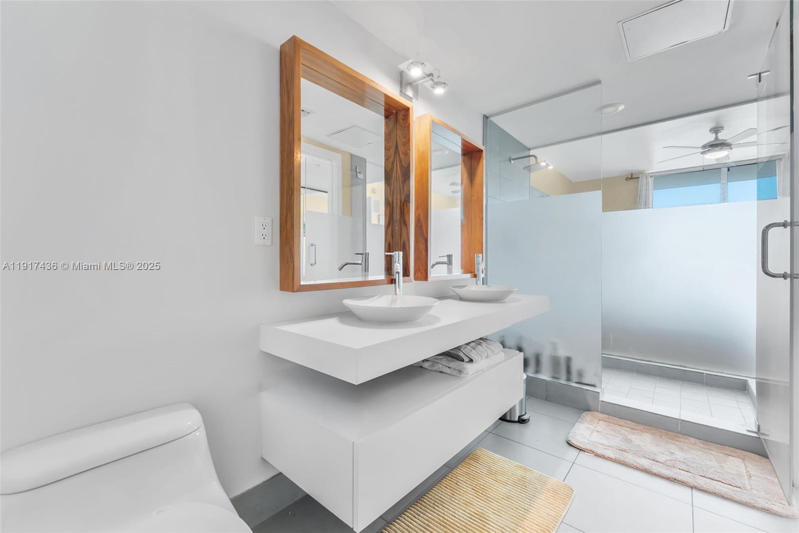 MINT CONDO - Residential