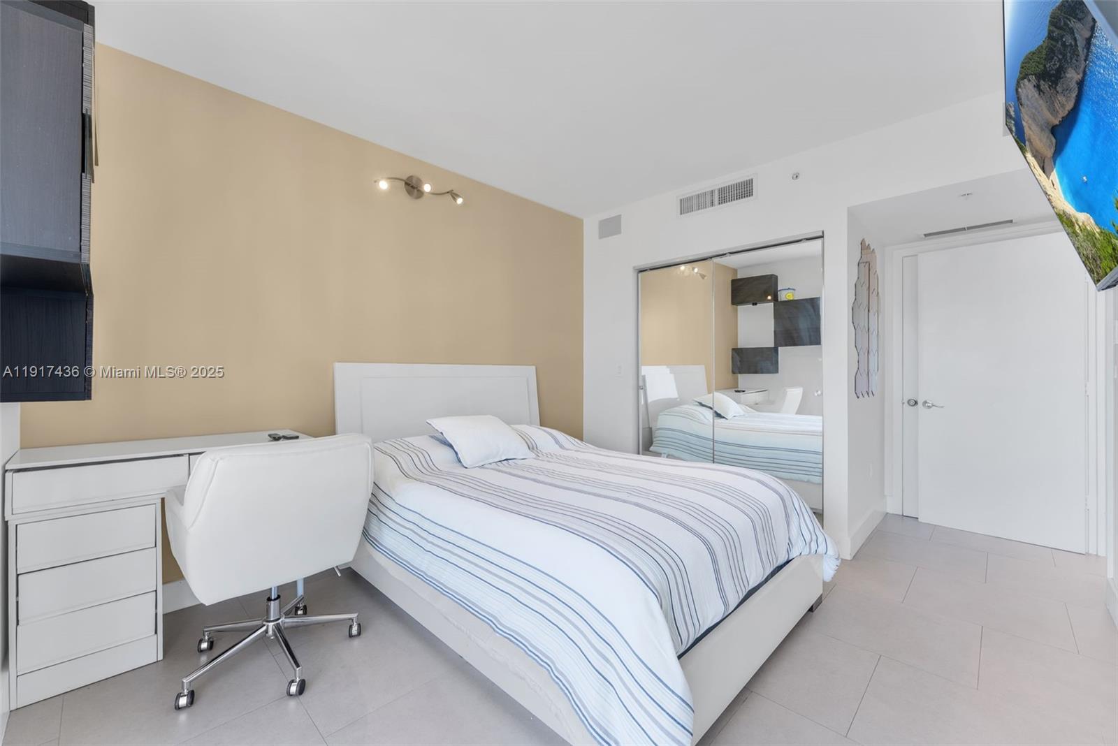 MINT CONDO - Residential