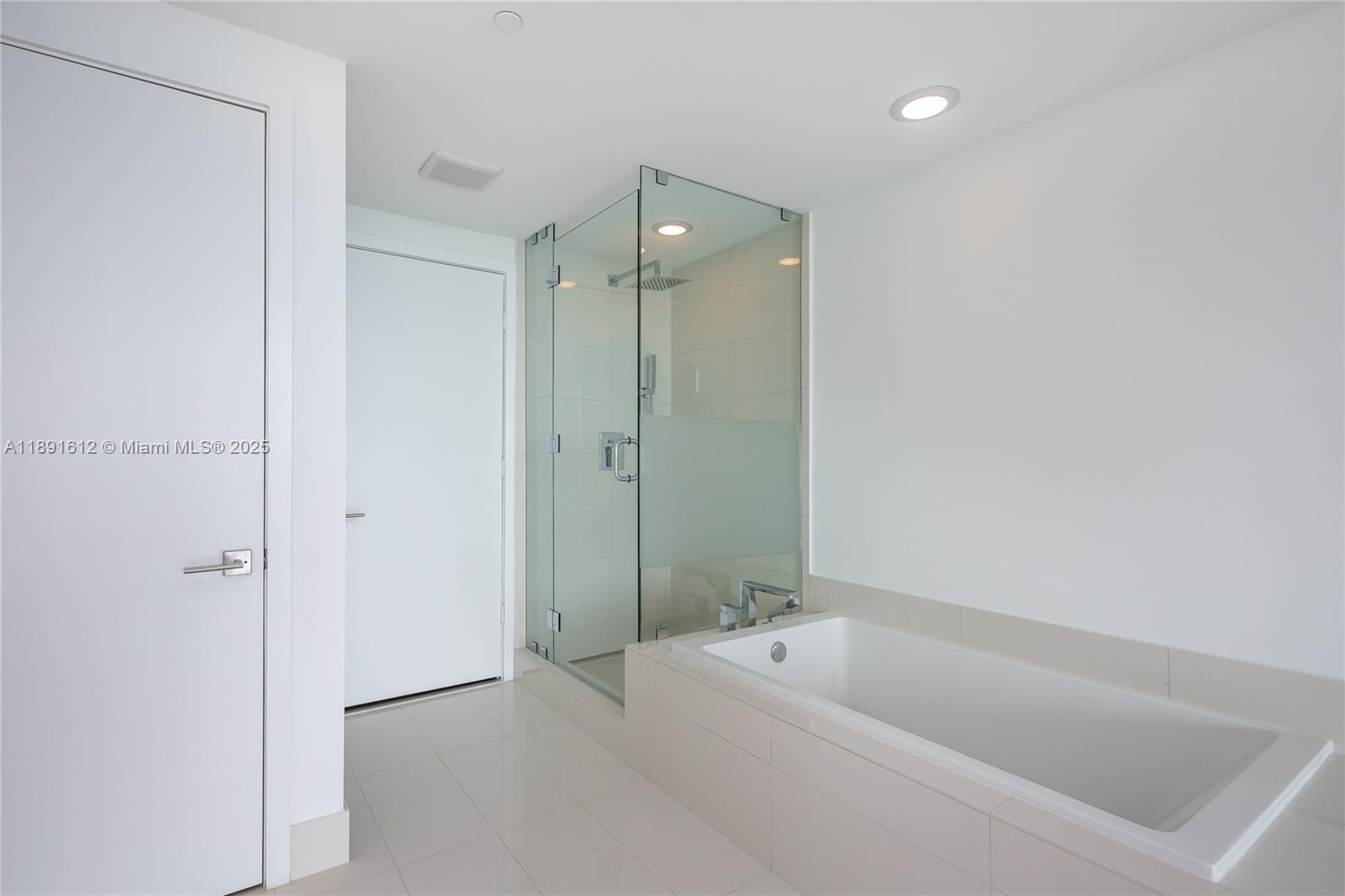 PARAISO BAY CONDO - Residential Lease