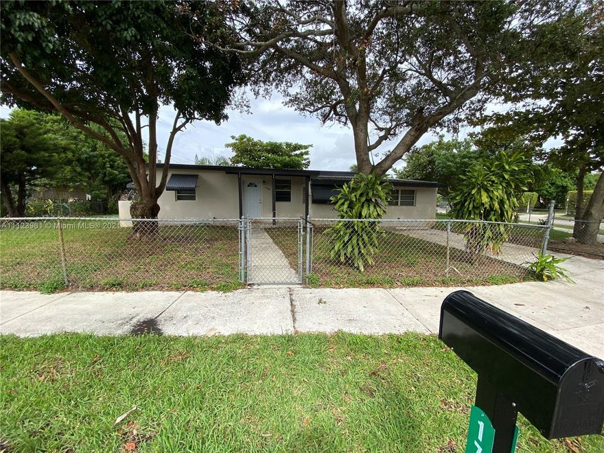 Awesome  3/2 house ready for move in. Near to major highways, great schools, and close to everything.