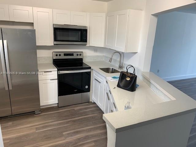 Excellent property in an incredible location. 1 Bed + Den. Completely Remodeled, new appliances, new floors, New Air Conditioning very bright and cozy.. Gated complex. Amenities such as swimming pool.
MANDATORY: TENANT REQUIRED 675 MINIMUM. Credit score required by association. Approval takes up to 20 days. Proof of Income, the last three pay stubs from the employer. Last 3 banK statement.