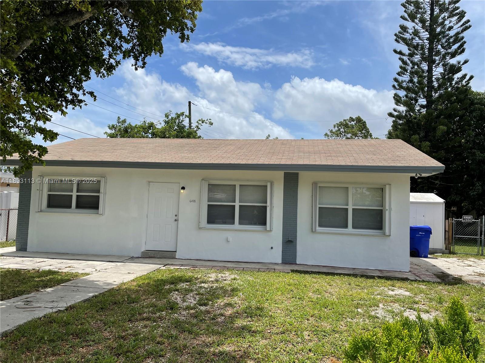 Small and Beautifull house. 2 Bed 1 Bath. Laundry room. Central AC. Large Back with Avocado and Mango Trees.
Very quiet Neiborhood in a cul-de-Sac. Freshly painted inside and outside, hurry, won't last !!