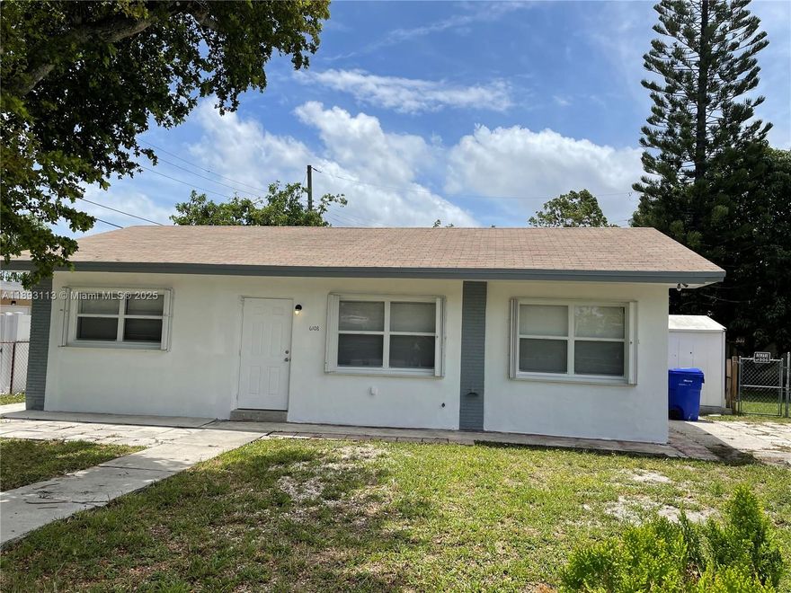 Small and Beautifull house. 2 Bed 1 Bath. Laundry room. Central AC.  Large Back with Avocado and Mango Trees.
Very quiet Neiborhood in a cul-de-Sac. Freshly painted inside and outside, hurry, won't last !!