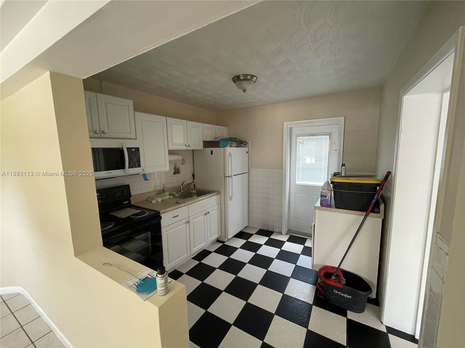 CRESTHAVEN NO 2 - Residential Lease