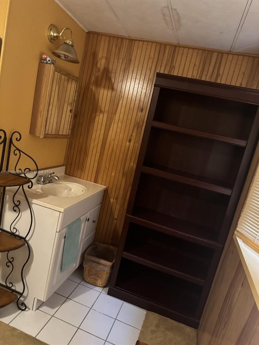 RAVENSWOOD ESTATES & MARI - Residential Lease